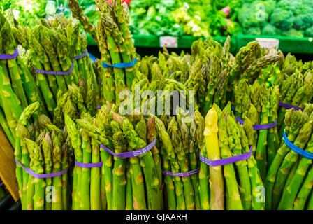 New York, NY, USA, Detail, Close up, Organic Foods neighborhood grocery Green store, Fresh Vegetables on Display in CHelsea Market, Food Shopping, Asparagus, greengrocer inside Stock Photo