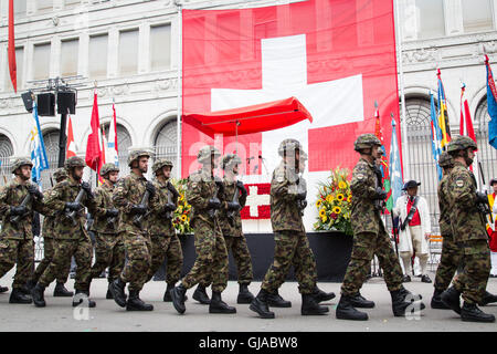 01/08/2016. Zurich, Switzland. Men of the Swiss military march at a ceremony in Zurich in celebration of Swiss National Day. Stock Photo