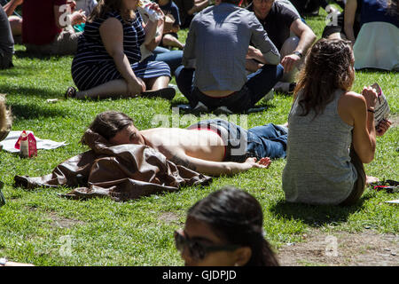 London, UK. 15th Aug, 2016. People enjoy the sunshine in Soho Square London as temperatures are expected to rise over the next days and forecasters predict many parts of the United Kingdom  will be sweltering in hot temperatures Credit:  amer ghazzal/Alamy Live News Stock Photo