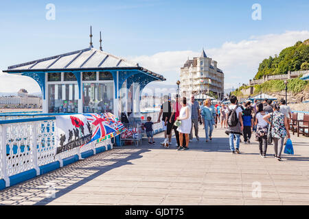 Llandudno, Conwy Wales, UK. 15th Aug, 2016. Summer finally arrives on the North Wales coast, and everyone gets out to enjoy the sunshine.Here holidaymakers are out walking on the pier. Credit:  travellinglight/Alamy Live News Stock Photo