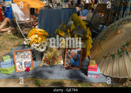 Tribute to Bill Cunningham during 11th annual Jazz Age lawn party by Michael Arenella & Dreamland Orchestra on Governors Island (Phto by Lev Radin/Pacific Press) Stock Photo