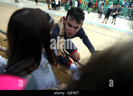 Great Britain's Mark Cavendish with his wife Peta and children following the Men's Men's Omnium Points Race 66 on the tenth day of the Rio Olympics Games, Brazil. Stock Photo