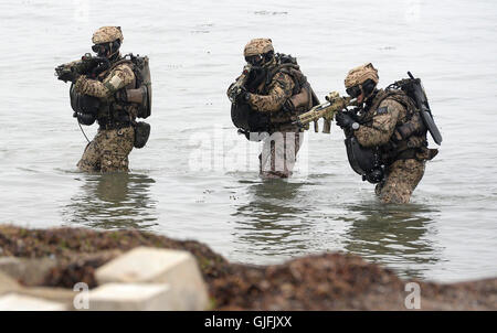 Kampftaucher der Marine / Bundeswehr während einer Übung / Einsatz am 5 ...