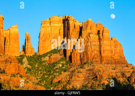 Moon over Cathedral Rock at Red Rock Crossing/Crescent Moon Ranch in Sedona, Arizona Stock Photo
