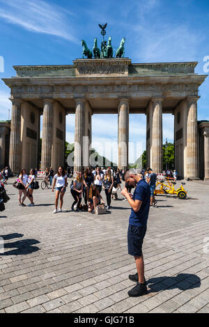 Tourists At The Brandenburg Gate (Brandenburger Tor) Pariser Platz, Mitte, Berlin, Germany. Stock Photo