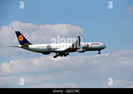 Lufthansa Airbus A340-600 Mainz with Bavarian football team mural, approach to landing at Franz Josef Strauss Airport, Munich Stock Photo