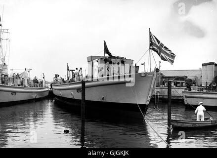 AJAX NEWS & FEATURE SERVICE. 27TH JULY, 1956. PORTSMOUTH, ENGLAND. LAUNCH OF THE HAM CLASS COASTAL MINESWEEPER HMS ODIHAM M2783 AT VOSPER'S PORTCHESTER YARD. PHOTO:AJAX NEWS & FEATURE SERVICE/VT COLLECTION  REF:717008 0404 Stock Photo