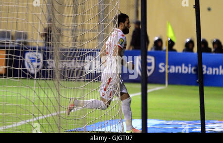 Cairo, Egypt. 15th Aug, 2016. Al-Zamalek players v Nigeria's Enyimba compete during the Confederation of African Football (CAF) Champions League match at Petro Sport stadium in Cairo, August 15, 2016 © Stringer/APA Images/ZUMA Wire/Alamy Live News Stock Photo