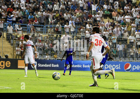 Cairo, Egypt. 15th Aug, 2016. Al-Zamalek players v Nigeria's Enyimba compete during the Confederation of African Football (CAF) Champions League match at Petro Sport stadium in Cairo, August 15, 2016 © Stringer/APA Images/ZUMA Wire/Alamy Live News Stock Photo