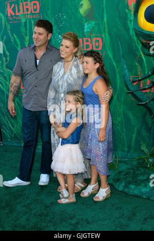 Los Angeles, CA, USA. 15th Aug, 2016. Justin Hodak, Jodie Sweetin, Beatrix Carlin Sweetin Coyle, Zoie Laurel May Herpin at arrivals for WAR DOGS Premiere, TCL Chinese 6 Theatres (formerly Grauman's), Los Angeles, CA August 15, 2016. Credit:  Priscilla Grant/Everett Collection/Alamy Live News Stock Photo