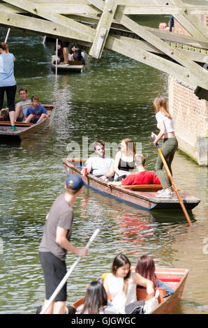 Cambridge, UK. 16th August 2016. People enjoying the hot weather in Cambridge take to punting on the River Cam. Credit:  CAMimage/Alamy Live News