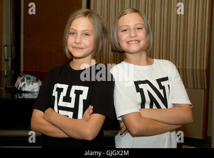the-twins-laila-as-hanni-l-and-rosa-meinecke-as-nanni-posing