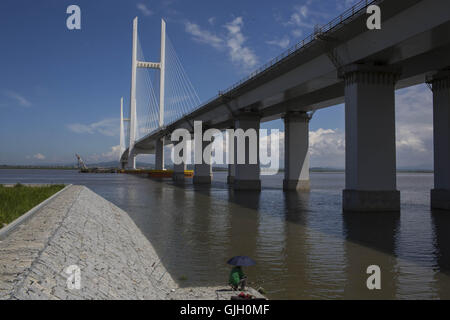 Dandong, Liaoning, China. 8th Aug, 2016. The Dandong Yalu River Bridge in Dandong, China spans the Yalu River, connecting the cities of Dandong, China and Sinuiju, North Korea. Liaoning Province. China and North Korea have about 1,420-km boundary, the Yalu and Tumen rivers, as the natural boundary line, separate both countries. China and North Korea were once famously as intimate as 'lips and teeth''. As Kim Jong Un being the Supremo of the Democratic People's Republic of Korea and the unclear bombs have been tested, their relations entered a period of strained. But recently, the decis Stock Photo