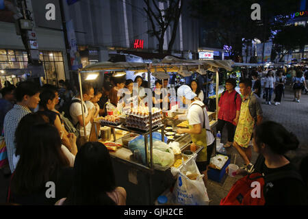 Seoul, South Korea. 16th Aug, 2016. The tourists in Myeongdong street, Seoul, south Korea © Min Won-Ki/ZUMA Wire/Alamy Live News Stock Photo