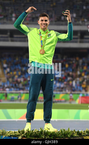 Rio De Janeiro, Brazil. 16th Aug, 2016. Gold medalist Brazil's Thiago Braz Da Silva attends the awarding ceremony for the men's pole vault final of Athletics at the 2016 Rio Olympic Games in Rio de Janeiro, Brazil, on Aug. 16, 2016. Credit:  Lui Siu Wai/Xinhua/Alamy Live News Stock Photo