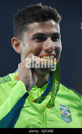 Rio De Janeiro, Brazil. 16th Aug, 2016. Gold medalist Brazil's Thiago Braz Da Silva attends the awarding ceremony for the men's pole vault final of Athletics at the 2016 Rio Olympic Games in Rio de Janeiro, Brazil, on Aug. 16, 2016. Credit:  Lui Siu Wai/Xinhua/Alamy Live News Stock Photo