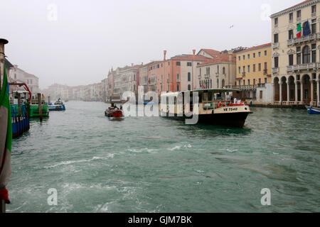 Impressionen: Vaporetto, Canal Grande, Venedig, Italien. Stock Photo