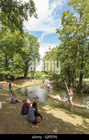 People enjoying a day boating on the The River Cherwell in Oxford, Oxfordshire, England, UK Stock Photo