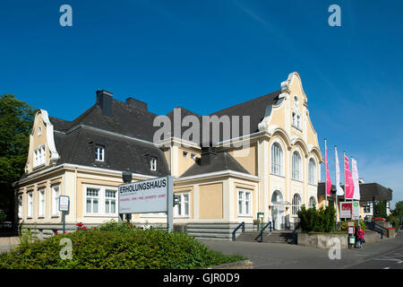 Deutschland, Leverkusen-Wiesdorf, Nobelstrasse, Bayer Kulturhaus / Erholungshaus. Das Kulturhaus der Bayer AG ist eine der ältes Stock Photo