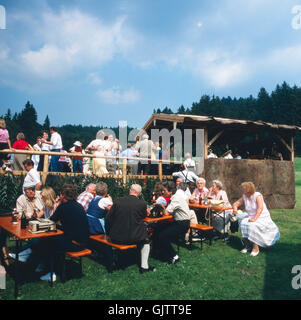 Oberbayern, Landkreis Traunstein, 1980er. Volksfest in der Nähe von Inzell. Upper Bavaria, Traunstein county, 1980s. Folk festival near Inzell. Stock Photo