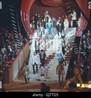 Zirkus Krone in München, 1981. Artisten auf der Showtreppe. Circus Krone in Munich, 1981. The artists. Stock Photo