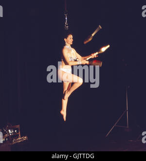 Zirkus Krone in München, 1981. Zirkusnummer einer Jongleurin Performance in Circus Krone in Munich, 1981. A flying juggler presents her tricks. Stock Photo