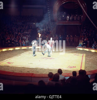 Zirkus Krone in München, 1981. Zirkusnummer der Clowns. Performance in Circus Krone in Munich, 1981. Clowns circus act. Stock Photo