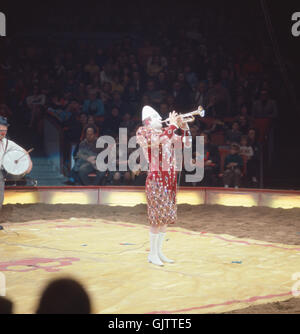 Zirkus Krone in München, 1981. Zirkusnummer des Weiss-Clowns. Performance in Circus Krone in Munich, 1981. Whiteface Clown circus act. Stock Photo