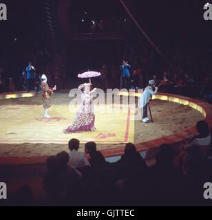 Zirkus Krone in München, 1981. Zirkusnummer der Clowns. Performance in Circus Krone in Munich, 1981. Clowns circus act. Stock Photo