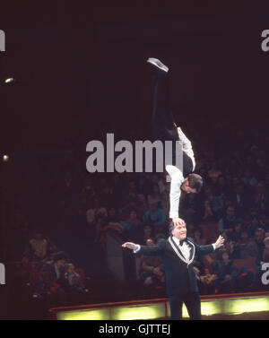 Zirkus Krone in München, 1981. Artisten in der Manege. Performance in Circus Krone in Munich, 1981. Circus act. Acrobats in the circus ring. Stock Photo