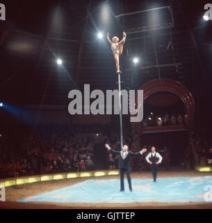 Zirkus Krone in München, 1981. Artisten in der Manege. Performance in Circus Krone in Munich, 1981. Circus act. Acrobats in the circus ring. Stock Photo