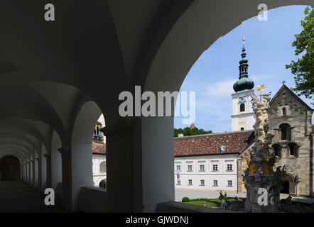 Heiligenkreuz: Heiligenkreuz Monastery: Collegiate Church and Holy Trinity Column, Austria, Niederösterreich, Lower Austria, Wie Stock Photo