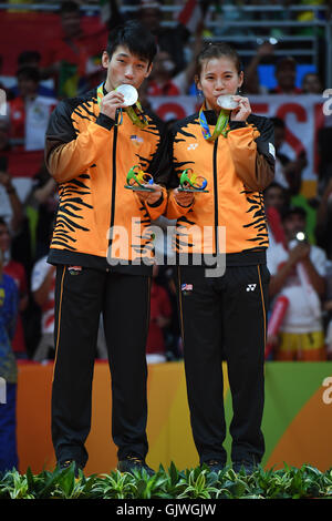 Rio De Janeiro, Brazil. 17th Aug, 2016. Malaysia's Chan Peng Soon (L) and Goh Liu Ying attend the awarding ceremony of the mixed doubles badminton at the 2016 Rio Olympic Games in Rio de Janeiro, Brazil, on Aug. 17, 2016. Malaysia's Chan Peng Soon and Goh Liu Ying won the silver medal. Credit:  Lui Siu Wai/Xinhua/Alamy Live News Stock Photo