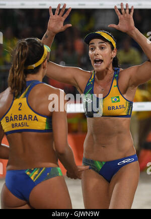 Rio De Janeiro, Brazil. 18th Aug, 2016. Brazil's Rippel Agatha B. (R) claps hands with her teammate Barbara Seixas de Freitas during the women's final of Beach Volleyball against Germany at the 2016 Rio Olympic Games in Rio de Janeiro, Brazil, on Aug. 18, 2016. Germany won the gold medal. Credit:  Wang Haofei/Xinhua/Alamy Live News Stock Photo