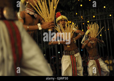 Kandy, Sri Lanka. 17th Aug, 2016. Sri Lankan Kandyan dancers perform in front of the historic Buddhist Temple of the Tooth as they take part in a procession during the Esala Perahera festival in Kandy, some 116 km from Colombo, Sri Lanka, on Aug. 17, 2016. The ten-day festival has a great parade presented on Wednesday night, featuring Kandyan dancers, fire twirlers, traditional musicians, acrobatic fire performers and elephants, which draw thousands of tourists and spectators around the island. Credit:  A. Rjhitha/Xinhua/Alamy Live News Stock Photo