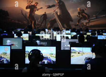 Cologne, Germany. 18th Aug, 2016. Visitors try out a game at the Gamescom gaming convention in Cologne, Germany, 18 August 2016. The Gamescom gaming convention runs from 17-21 August 2016. PHOTO: OLIVER BERG/DPA/Alamy Live News Stock Photo