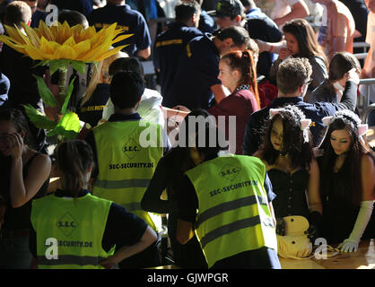 Cologne, Germany. 18th Aug, 2016. Security staff search the bags of visitors at the Gamescom gaming convention in Cologne, Germany, 18 August 2016. The Gamescom gaming convention runs from 17-21 August 2016. PHOTO: OLIVER BERG/DPA/Alamy Live News Stock Photo