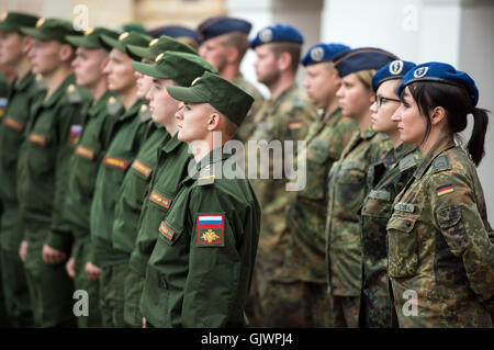 Lebus, Germany. 18th Aug, 2016. German and Russian soldiers at the burial of the remains of Soviet soldiers from the second world war, during their burial at the military cemetary in Lebus, Germany, 18 August 2016. The 35 red army soldiers died in the heavy fighting in the Oderbruch area in early 1945. The mortal remains were recovered by the German War Graves Commission last year, and can now finally be laid to rest, more than 70 years after the war's end. PHOTO: PATRICK PLEUL/DPA/Alamy Live News Stock Photo