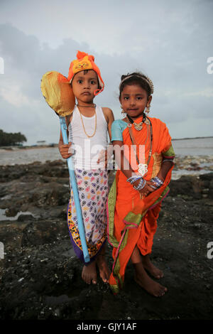 Mumbai, India. 17th Aug, 2016. Siblings pose for pictures on the beach on the occasion of hindu festival Narali Poornima in Mumbai, India. Credit:  Chirag Wakaskar/Pacific Press/Alamy Live News Stock Photo