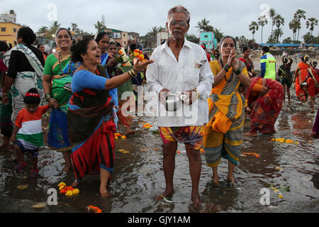 Mumbai, India. 17th Aug, 2016. Koli community prays to the sea god on the occasion of narali poornima in Mumbai, India. Credit:  Chirag Wakaskar/Pacific Press/Alamy Live News Stock Photo