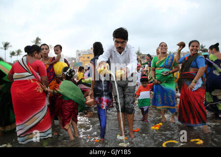 Mumbai, India. 17th Aug, 2016. Koli community prays to the sea god on the occasion of narali poornima in Mumbai, India. Credit:  Chirag Wakaskar/Pacific Press/Alamy Live News Stock Photo