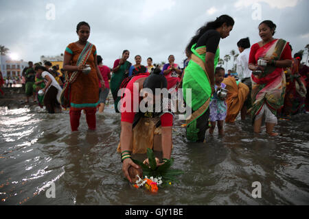 Mumbai, India. 17th Aug, 2016. Koli community prays to the sea god on the occasion of narali poornima in Mumbai, India. Credit:  Chirag Wakaskar/Pacific Press/Alamy Live News Stock Photo