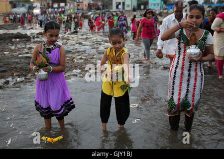 Mumbai, India. 17th Aug, 2016. Koli community prays to the sea god on the occasion of narali poornima in Mumbai, India. Credit:  Chirag Wakaskar/Pacific Press/Alamy Live News Stock Photo