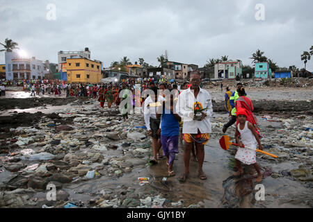 Mumbai, India. 17th Aug, 2016. Koli community prays to the sea god on the occasion of narali poornima in Mumbai, India. Credit:  Chirag Wakaskar/Pacific Press/Alamy Live News Stock Photo