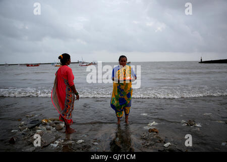 Mumbai, India. 17th Aug, 2016. Koli women pray to the sea god on the occasion of hindu festival Narali Poornima in Mumbai, India. Credit:  Chirag Wakaskar/Pacific Press/Alamy Live News Stock Photo