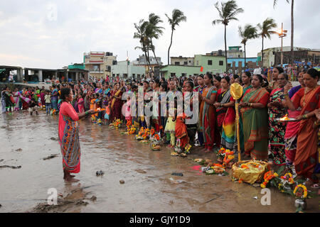 Mumbai, India. 17th Aug, 2016. Koli women pray to the sea god on the occasion of hindu festival Narali Poornima in Mumbai, India. Credit:  Chirag Wakaskar/Pacific Press/Alamy Live News Stock Photo