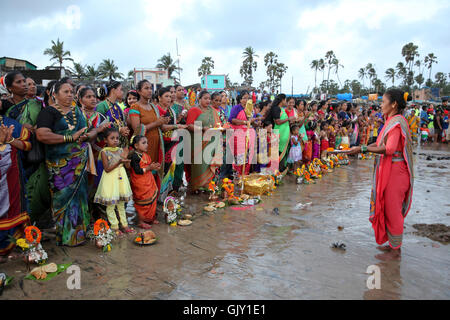 Mumbai, India. 17th Aug, 2016. Koli women pray to the sea god on the occasion of hindu festival Narali Poornima in Mumbai, India. Credit:  Chirag Wakaskar/Pacific Press/Alamy Live News Stock Photo