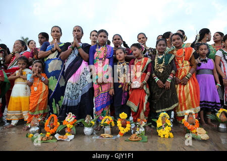 Mumbai, India. 17th Aug, 2016. Koli women pray to the sea god on the occasion of hindu festival Narali Poornima in Mumbai, India. Credit:  Chirag Wakaskar/Pacific Press/Alamy Live News Stock Photo