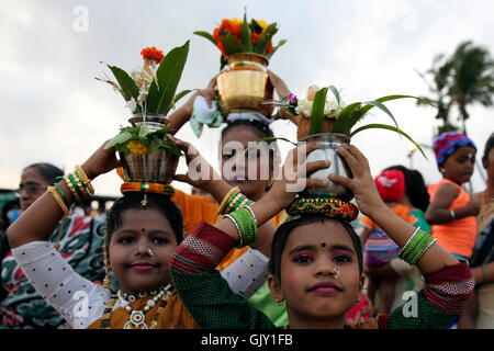 Mumbai, India. 17th Aug, 2016. Koli girls pose for pictures on the occasion of hindu festival Narali Poornima in Mumbai, India. Credit:  Chirag Wakaskar/Pacific Press/Alamy Live News Stock Photo