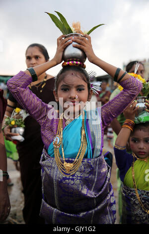 Mumbai, India. 17th Aug, 2016. A koli girl poses for pictures on the occasion of hindu festival Narali Poornima in Mumbai, India. Credit:  Chirag Wakaskar/Pacific Press/Alamy Live News Stock Photo